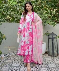 Soft malmal dupatta paired with a trendy A-line kurti pant set
