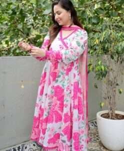 Soft malmal dupatta paired with a trendy A-line kurti pant set